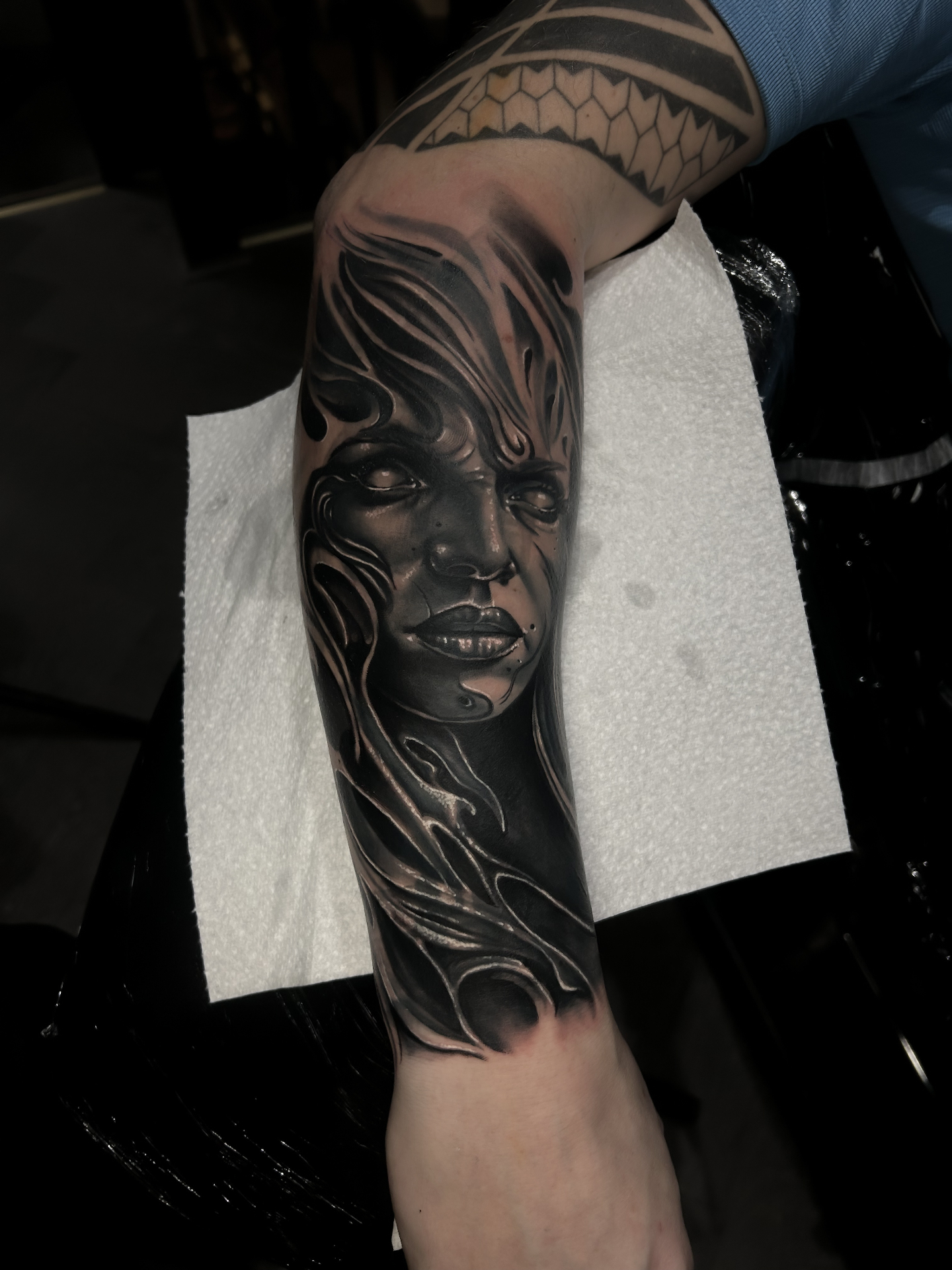 Retrato femenino surrealista en black & grey