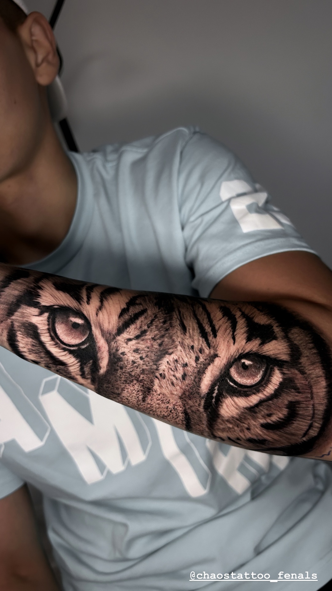 Ojos de tigre en realismo black & grey sobre antebrazo
