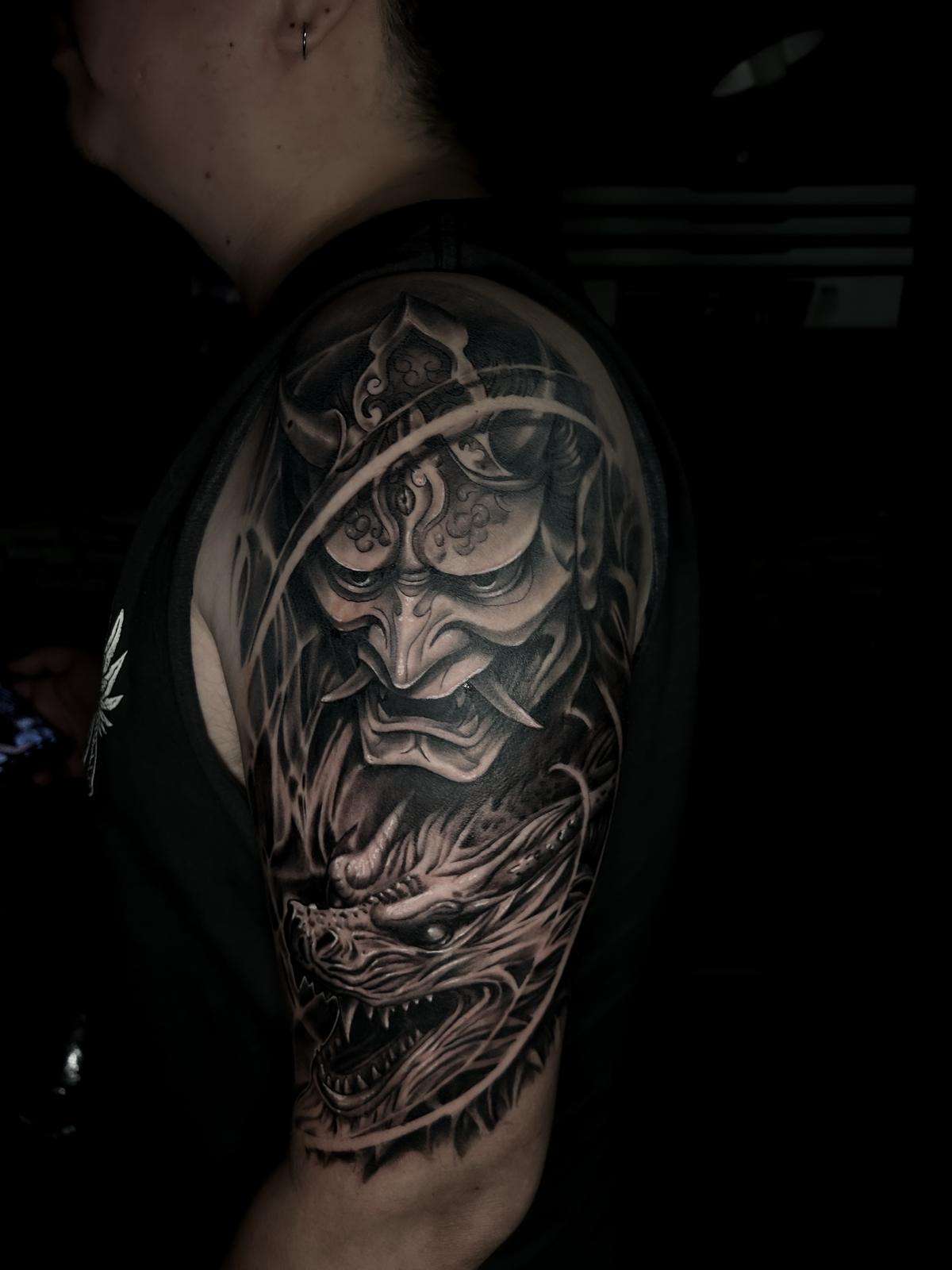 Máscara hannya con dragón en surrealismo black & grey
