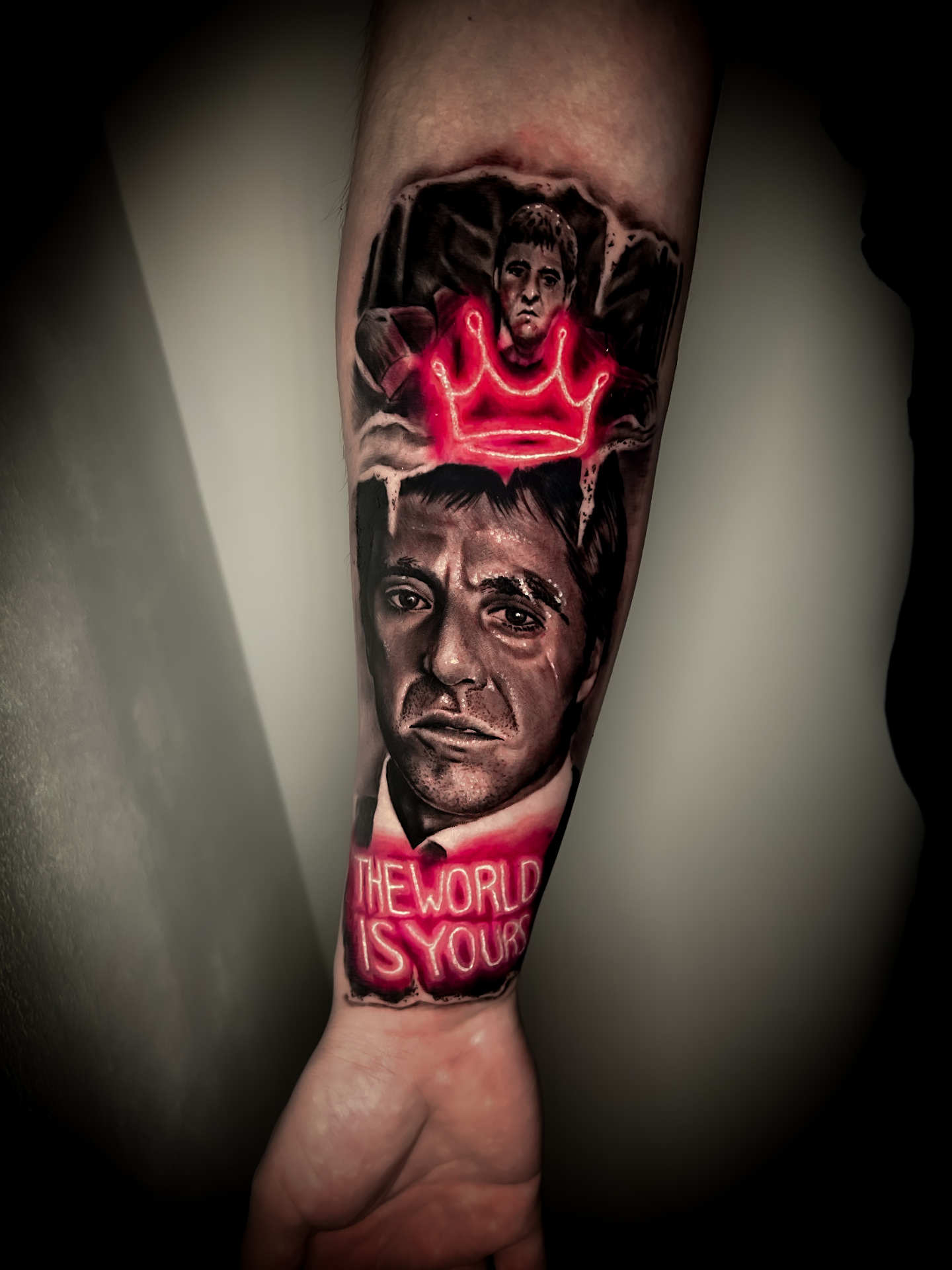 Retrato de Scarface con corona neón y letrero