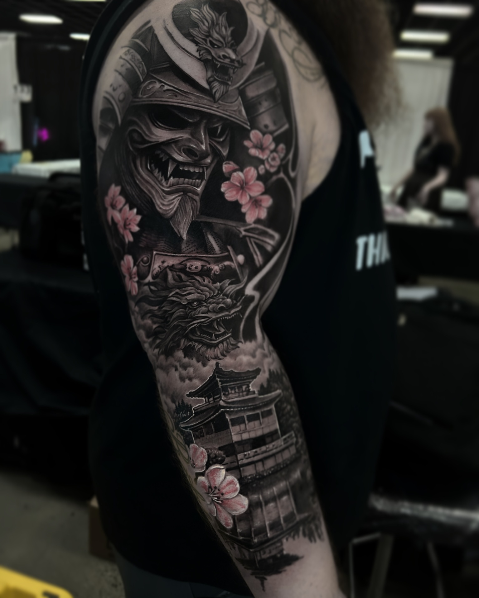 Samurái y dragón con flores de cerezo en black & grey