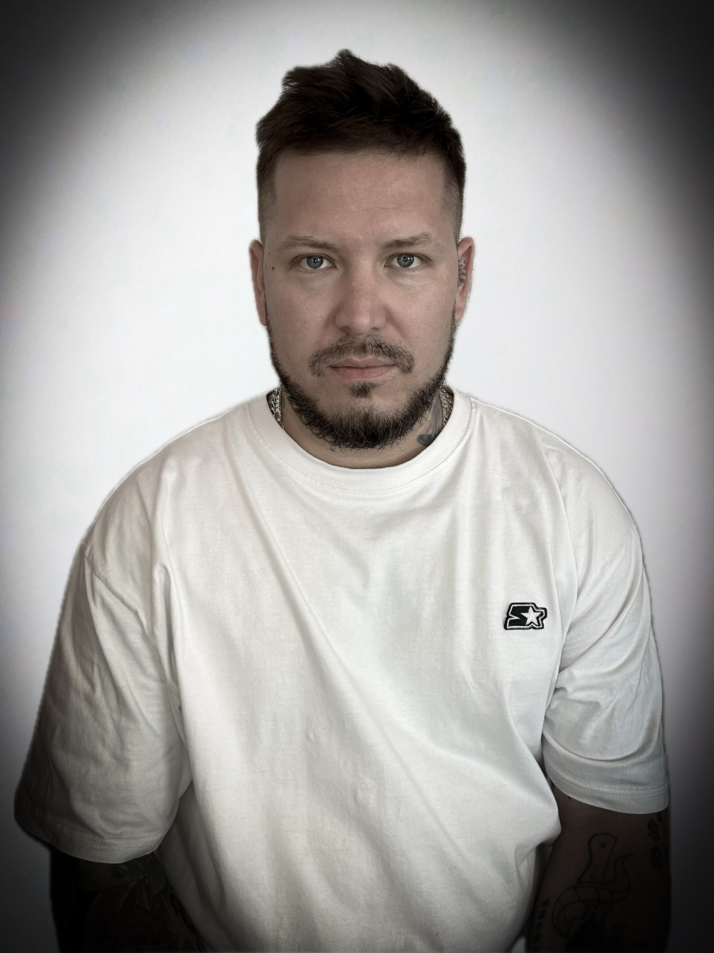 Retrato de Gianfranco Medici en su estudio de tatuajes